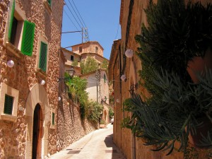 Еще одна старинная улочка на Вальдемосе (Остров Майорка)