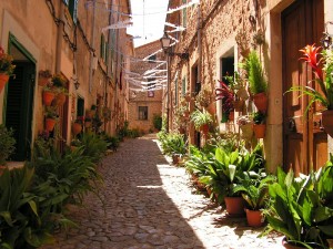 Вальдемосса. Живописная улочка - и красота, и озеленение