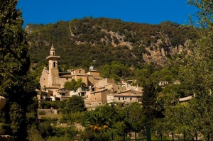 Вид на городскую церковь Вальдемосы (Остров Майорка)