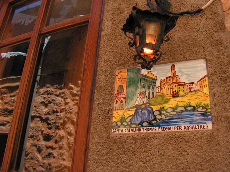 Фото достопримечательностей острова Майорка: Таблички с упоминанием Святой Каталины Томас можно найти на каждом доме Вальдемосы