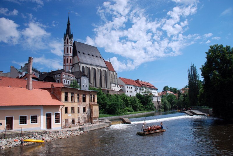 Фото достопримечательностей Чехии: Чешский Крумлов. Вид на костел Св. Вита с реки