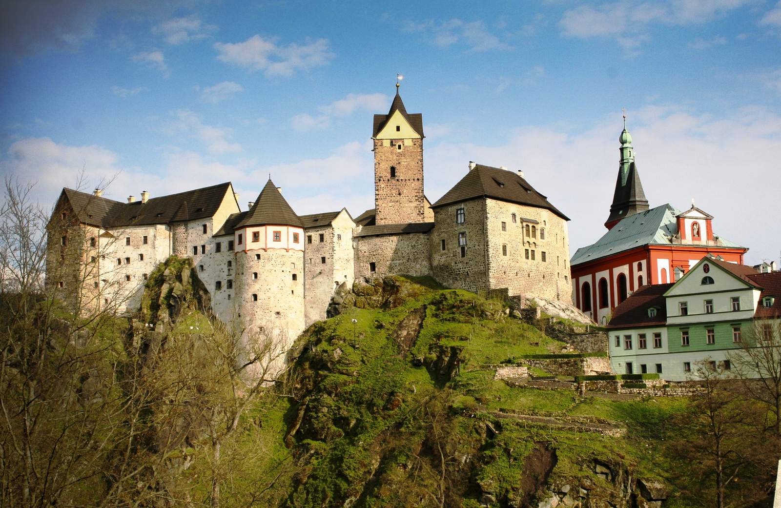 Фото достопримечательностей Чехии: Панорама замка Локет &mdash; фортификация на скале