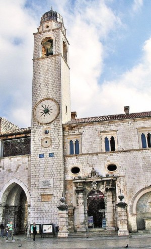 Колокольня дворца Спонца на площади Лужа (Хорватия)