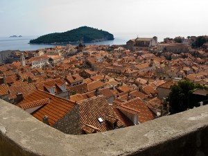 Вид на крыши Дубровника с городской стены (Хорватия)
