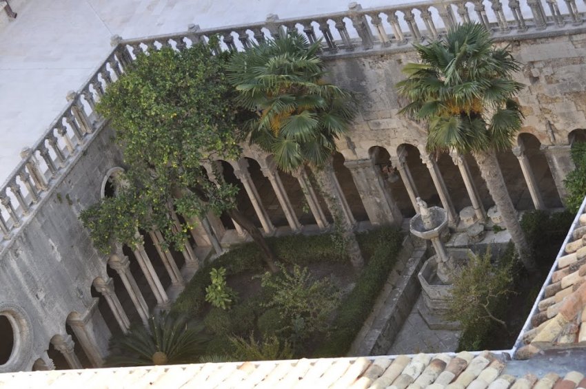 Фото достопримечательностей Хорватии: Внутренний двор Францисканского монастыря