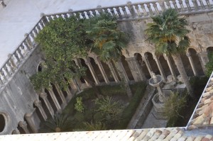 Внутренний двор Францисканского монастыря (Хорватия)