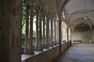 Двойные колонны, ограждающие Францисканский монастырь (Хорватия)