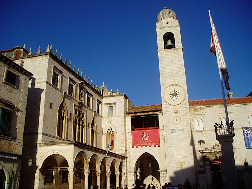 Фото достопримечательностей Хорватии: Дворец Спонца и башня-звонница на площади Лужа