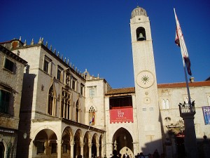 Дворец Спонца и башня-звонница на площади Лужа