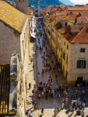 Улица Стадун - главная улица Дубровника, ведущая к площади Лужа (Хорватия)