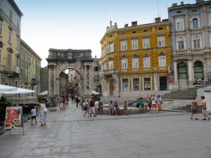 Триумфальная арка Сергия в Пуле (Хорватия)