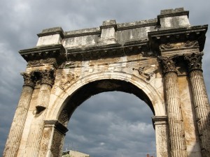 Триумфальная арка Сергия крупным планом (Хорватия)