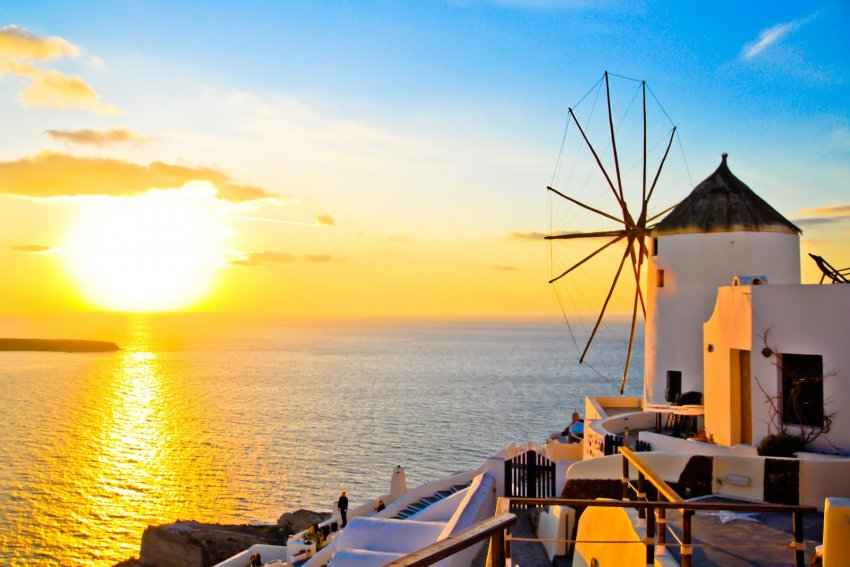 Фото достопримечательностей Греции: Ветряная мельница в городке Ия (Ойя) и заходящее солнце