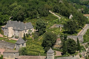 Вид на замок Маркессяк (Marqueyssac) и самшитовый сад возле него