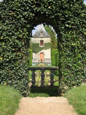 Живая арка с видом на одну из башен замка (Франция)