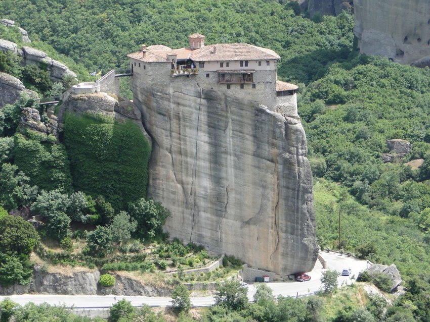 Фото достопримечательностей Греции: Монастырь Св. Варвары-Руссану &mdash; словно продолжение скалы