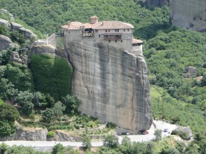 Монастырь Св. Варвары-Руссану - словно продолжение скалы (Греция)