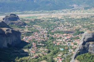 Вид на долину со смотровой площадки монастыря Великая Метеора (Греция)