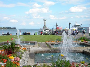 Фонтан и цветник недалеко от набережной в Констанце (Германия)