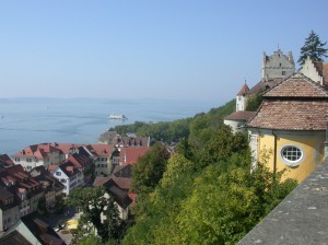Вид с Меерсбургской крепости на озеро и город (Германия)
