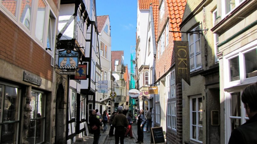 Фото достопримечательностей Германии: Колорит старинного квартала Шноор (Schnoor) поддерживается и по сей день