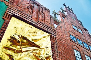 Интересный фасад одного из домов на Бёттхерштрассе (Böttcherstraße) (Германия)