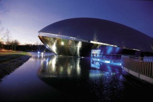 Футуристическое здание научного центра в ночной подсветке (Германия)