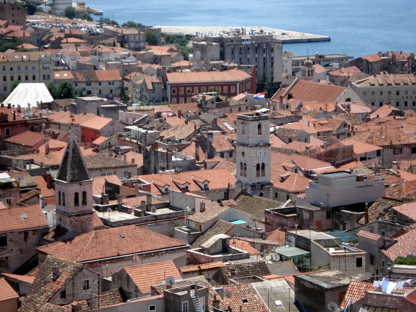Фото достопримечательностей Хорватии: Шибеник. Вид на крыши старого города