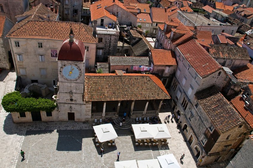 Фото достопримечательностей Хорватии: Трогир. Старый город, на площади часовая башня