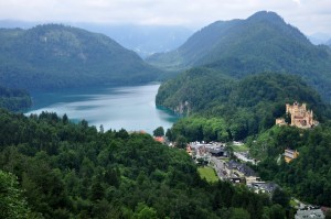 Природные пейзажи и замок Хоэншвангау. Вид с замка Ношвайштан (Германия)