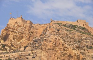 Грандиозный комплекс средневековой крепости Санта-Барбара в г. Аликанте. Автор фото Michael Baltes