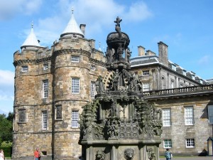 Монумент у дворцового комплекса Холируд-хаус (Великобритания (Англия))