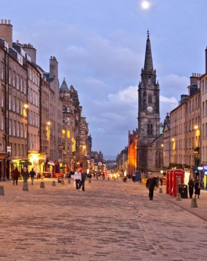 Улица Королевская миля в вечерних огнях (Великобритания (Англия))