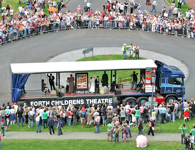 Фото достопримечательностей Великобритании (Англии): Одна из многочисленных театральных групп на международном фестивале в Эдинбурге