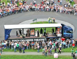 Одна из многочисленных театральных групп на международном фестивале в Эдинбурге (Великобритания (Англия))