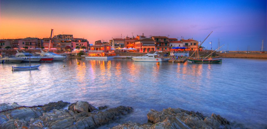 Фото достопримечательностей Италии: Остров Сардиния. Город, окутанный закатом