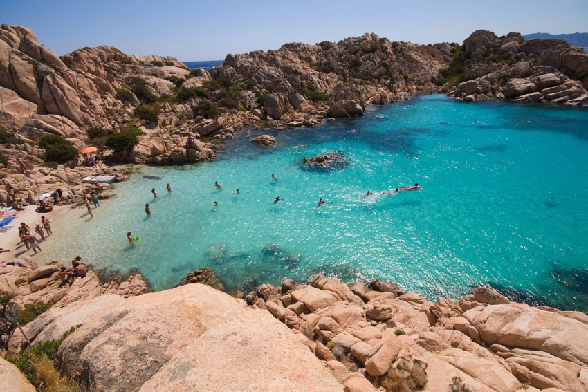 Фото достопримечательностей Италии: Италия, Сардиния. Пляж в окруженной скалами бухте