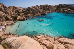 Италия, Сардиния. Пляж в окруженной скалами бухте (Италия)