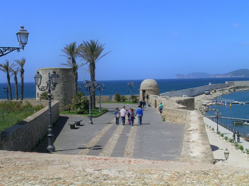 Фото достопримечательностей Италии: Альгеро. Фортификационные сооружения вдоль берега