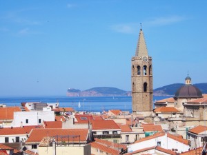 Сардиния, Альгеро, вид на крыши домов старого города (Италия)