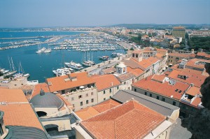 Альгеро. Вид на причал и терракотовые крыши (Италия)