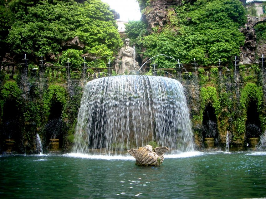 Фото достопримечательностей Италии: Овальный фонтан со статуей Сивиллы наверху. Вилла Д'Эсте в Тиволи