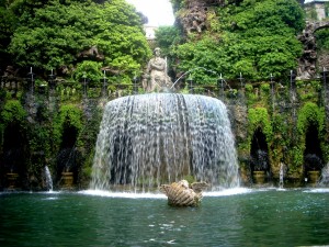 Овальный фонтан со статуей Сивиллы наверху. Вилла Д'Эсте в Тиволи