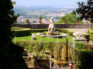 Вилла Д'Эсте и виднеющийся вдали Тиволи (Италия)