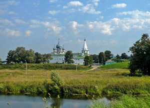 Синие в звездах купола Богородице-Рождественского собора видны издалека