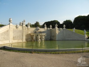 Фонтан в нижнем парке
