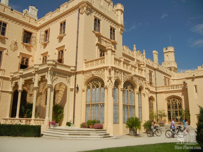 Фото достопримечательностей Чехии: Ледницкий замок, задний фасад 