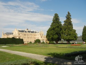 Вид на замок из глубины парка