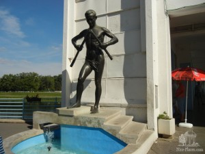 Статуя мужчины, ломающего костыль - символ Пиештян