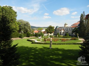 Клумба-павлин из живых цветов напротив Thermia Palace в Пиештянах (Словакия)